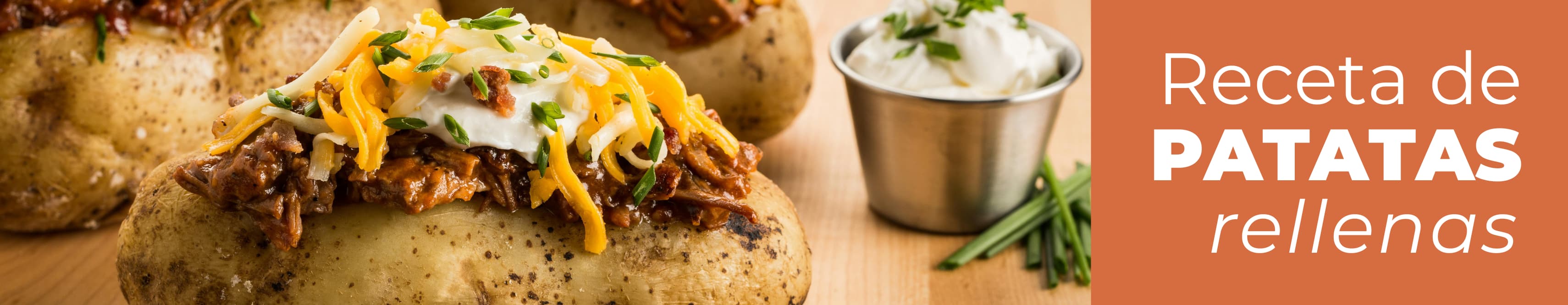 Primer plano de unas jugosas patatas asadas rellenas de carne picada y gratinadas con abundante queso fundido